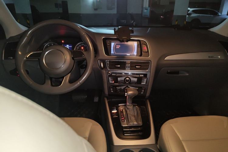 Used Audi Q5 2013 40 TFSI Ambition Center Console