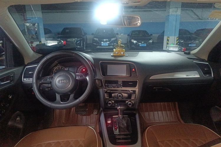 Used Audi Q5 2013 40 TFSI Technology Edition Center Console