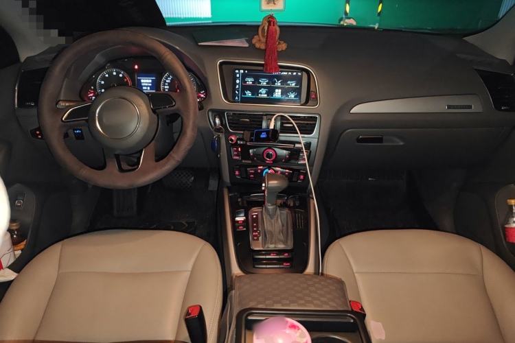 Used Audi Q5 2013 40 TFSI Ambition Center Console