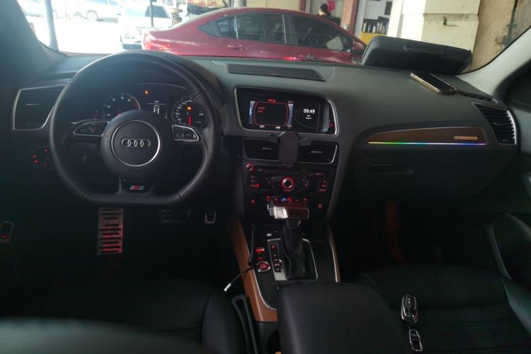 Used Audi Q5 2013 40 TFSI Ambition Center Console