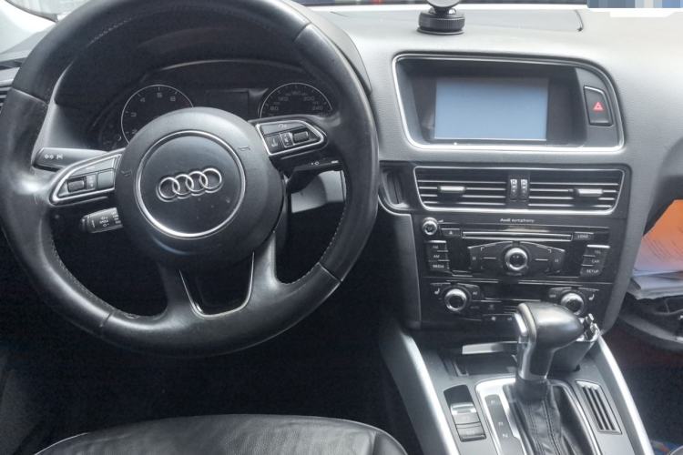Used Audi Q5 2013 40 TFSI Technology Edition Center Console