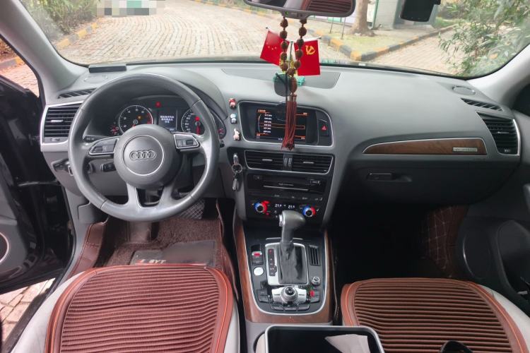 Used Audi Q5 2013 40 TFSI Comfort Edition Center Console