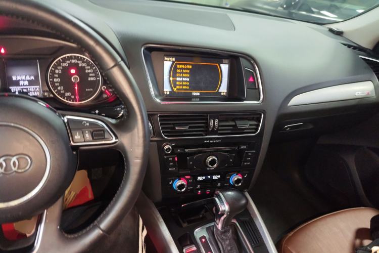 Used Audi Q5 2013 40 TFSI Technology Edition Center Console