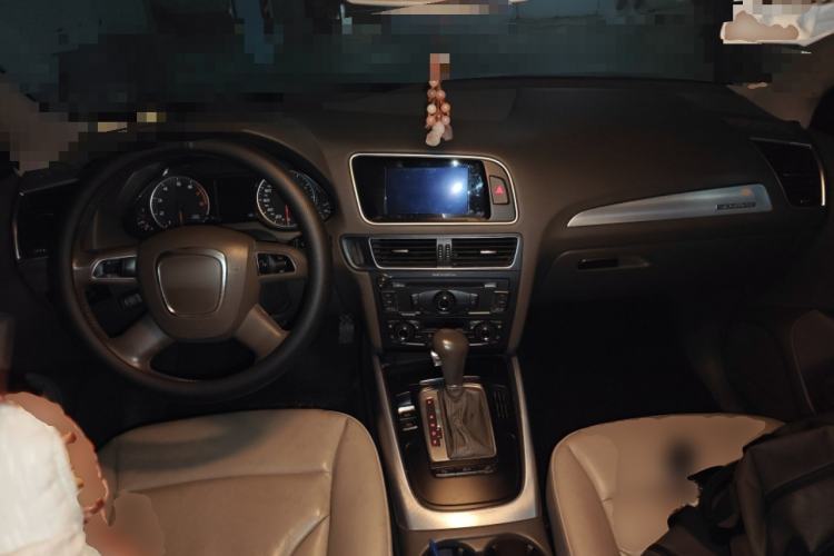 Used Audi Q5 2013 40 TFSI Technology Edition Center Console
