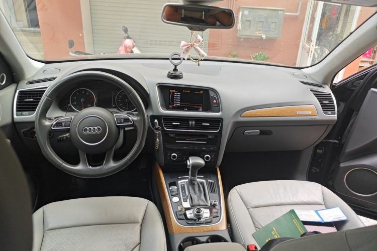 Used Audi Q5 2013 40 TFSI Luxury Model Center Console