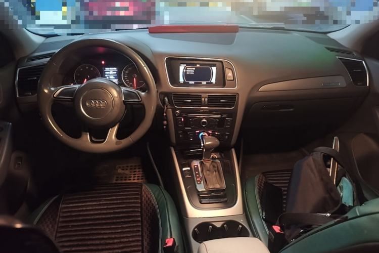 Used Audi Q5 2013 40 TFSI Ambition Center Console
