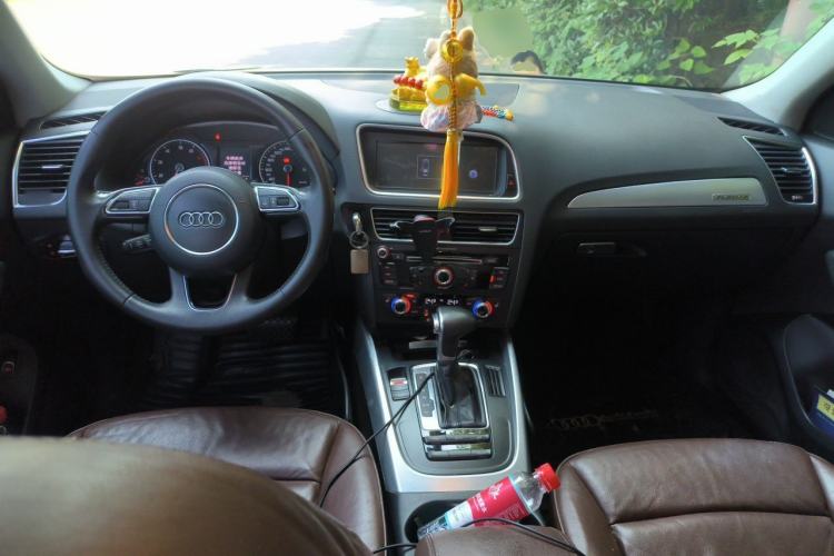 Used Audi Q5 2013 40 TFSI Technology Edition Center Console