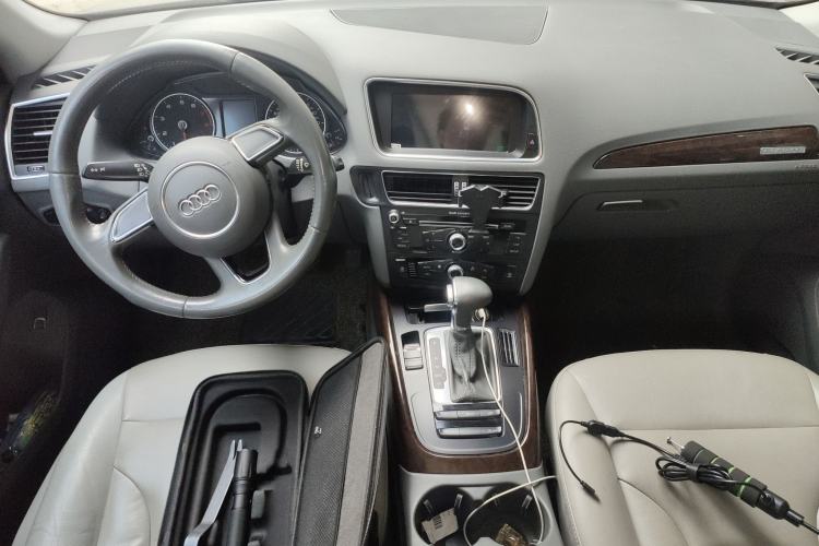 Used Audi Q5 2013 40 TFSI Ambition Center Console