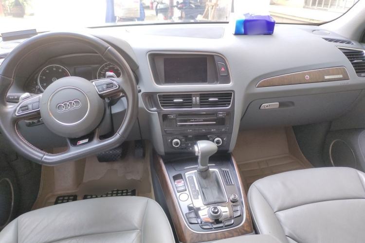 Used Audi Q5 2013 40 TFSI Comfort Edition Center Console