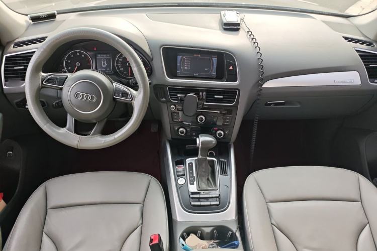 Used Audi Q5 2013 40 TFSI Technology Edition Center Console
