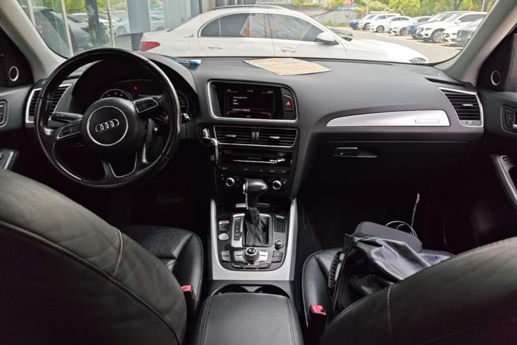 Used Audi Q5 2013 45 TFSI quattro Sport Edition Center Console
