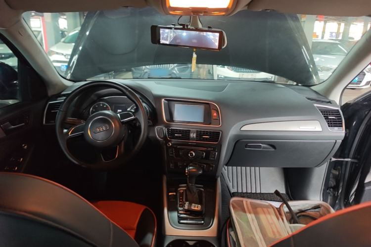 Used Audi Q5 2013 40 TFSI Ambition Center Console