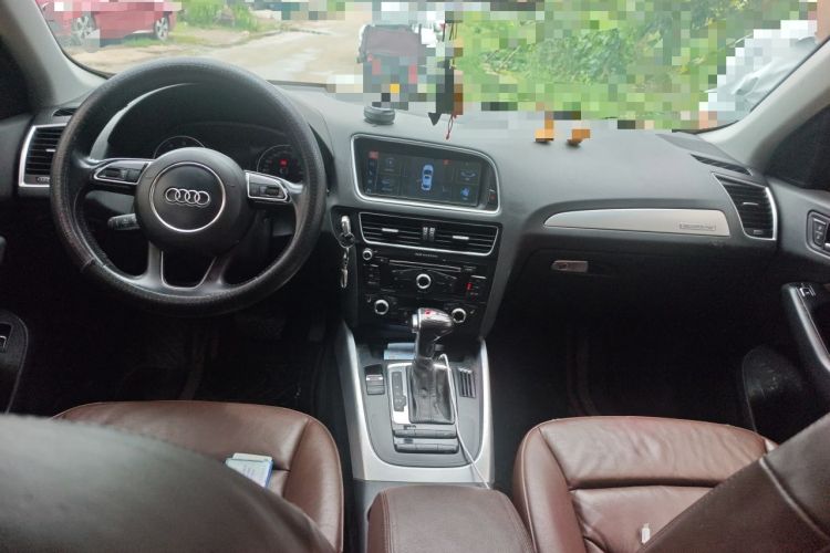 Used Audi Q5 2013 40 TFSI Technology Edition Center Console
