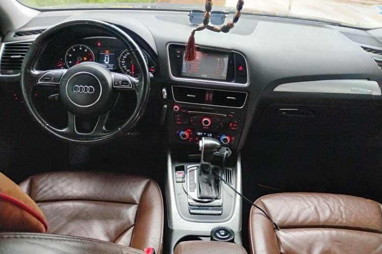 Used Audi Q5 2013 40 TFSI Technology Edition Center Console