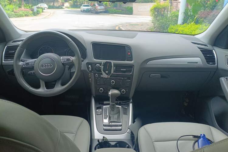 Used Audi Q5 2013 40 TFSI Technology Edition Center Console