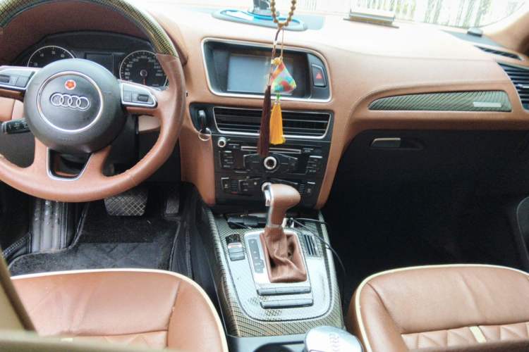 Used Audi Q5 2013 40 TFSI Ambition Center Console