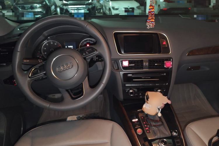 Used Audi Q5 2013 40 TFSI Comfort Edition Center Console