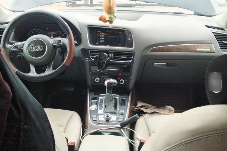 Used Audi Q5 2013 40 TFSI Comfort Edition Center Console