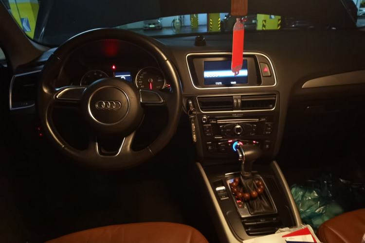 Used Audi Q5 2013 40 TFSI Ambition Center Console