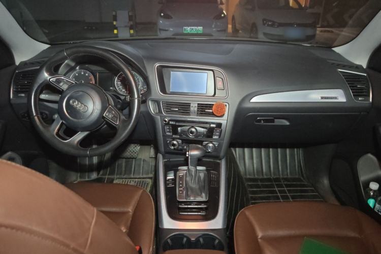 Used Audi Q5 2013 40 TFSI Technology Edition Center Console