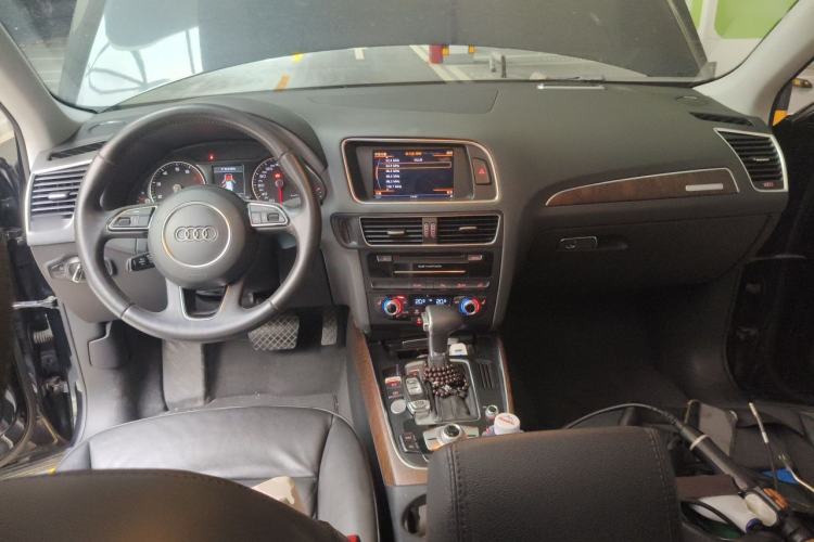 Used Audi Q5 2013 40 TFSI Comfort Edition Center Console