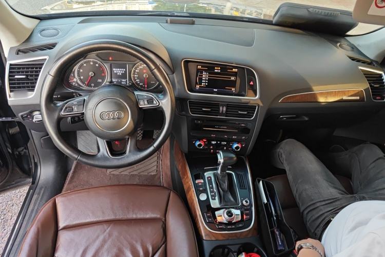 Used Audi Q5 2013 40 TFSI Comfort Edition Center Console