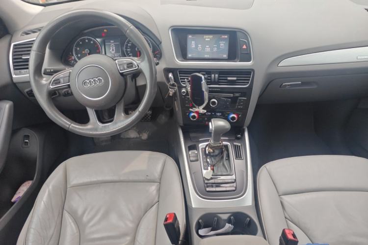 Used Audi Q5 2013 40 TFSI Technology Edition Center Console