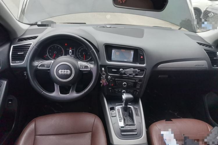 Used Audi Q5 2013 40 TFSI Ambition Center Console