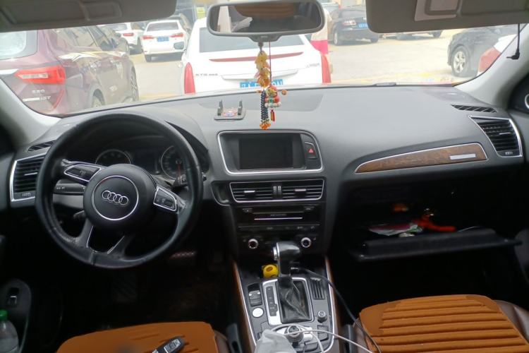 Used Audi Q5 2013 40 TFSI Comfort Edition Center Console