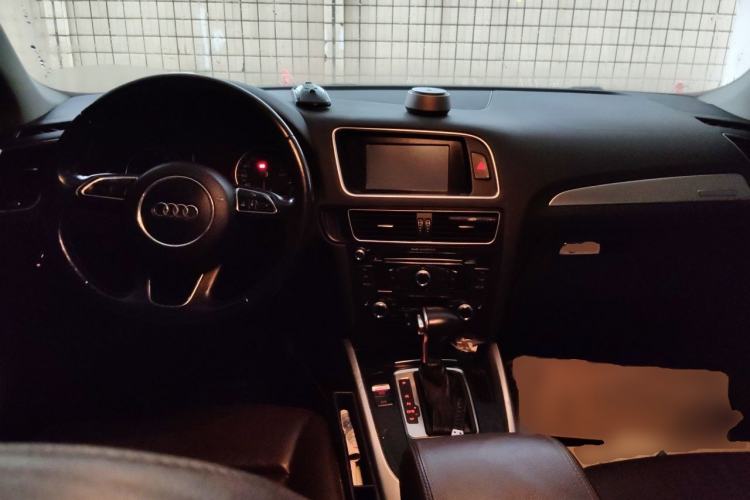 Used Audi Q5 2013 40 TFSI Technology Edition Center Console
