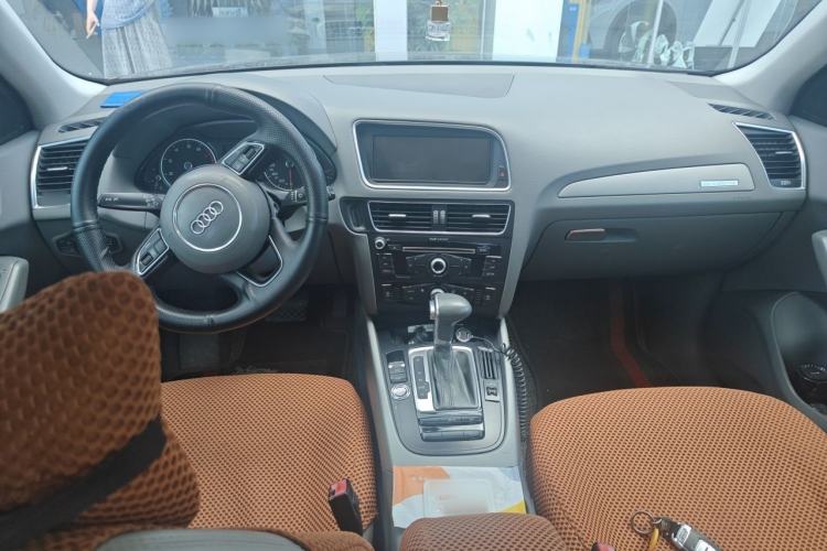 Used Audi Q5 2013 40 TFSI Technology Edition Center Console
