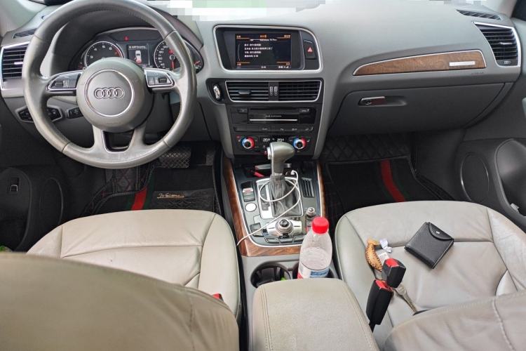 Used Audi Q5 2013 40 TFSI Comfort Edition Center Console