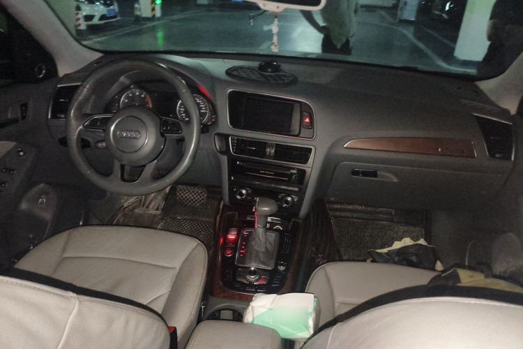 Used Audi Q5 2013 40 TFSI Comfort Edition Center Console