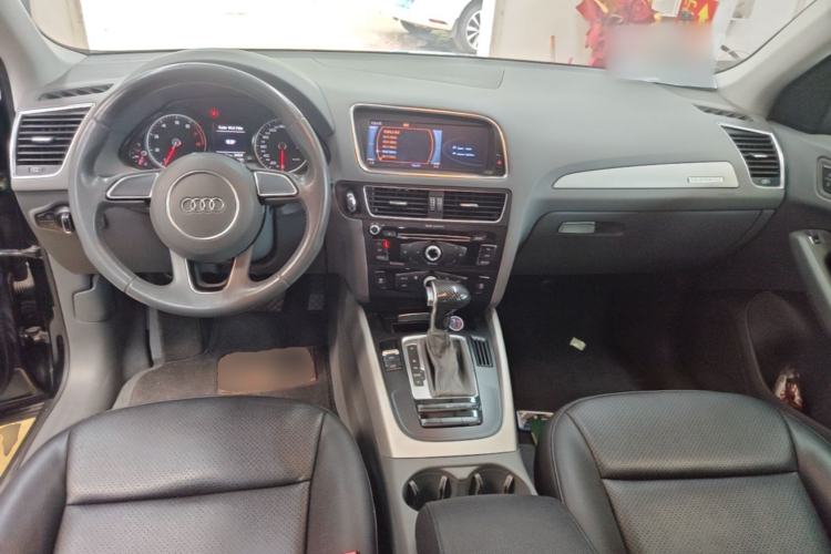 Used Audi Q5 2013 40 TFSI Ambition Center Console