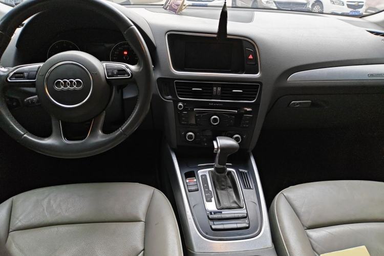 Used Audi Q5 2013 40 TFSI Technology Edition Center Console
