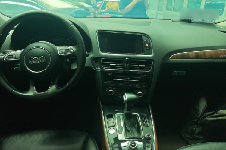 Used Audi Q5 2013 40 TFSI Comfort Edition Center Console