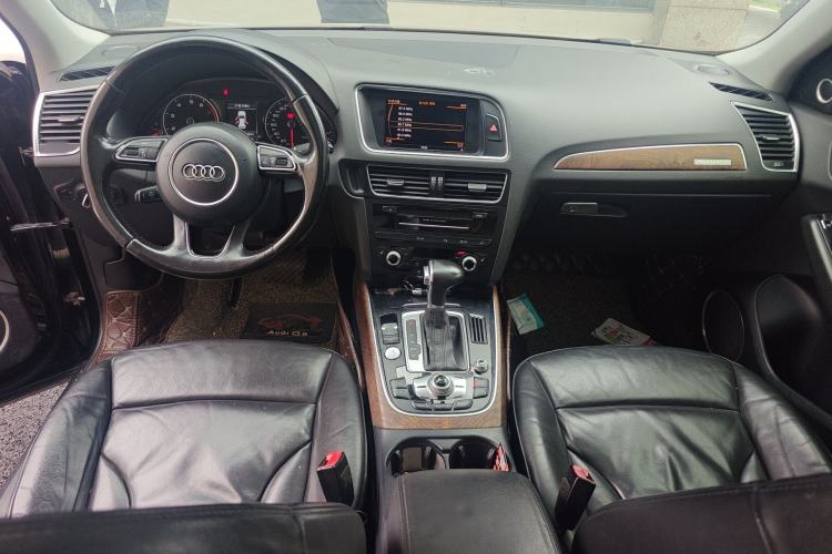 Used Audi Q5 2013 40 TFSI Comfort Edition Center Console
