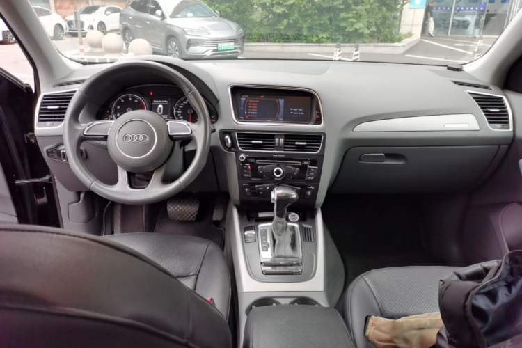 Used Audi Q5 2013 40 TFSI Ambition Center Console