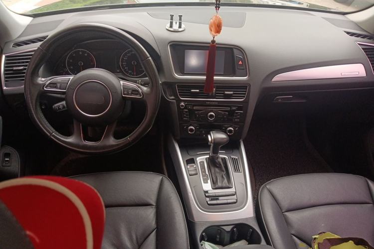 Used Audi Q5 2013 40 TFSI Technology Edition Center Console