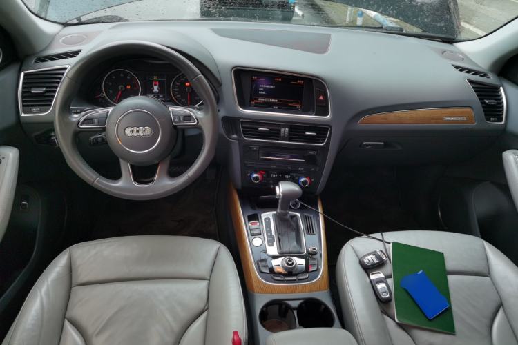 Used Audi Q5 2013 45 TFSI quattro off-road version Center Console