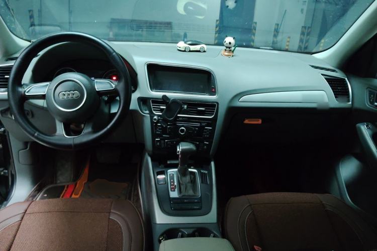 Used Audi Q5 2013 40 TFSI Ambition Center Console