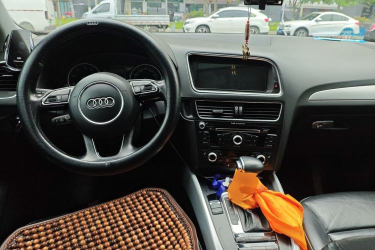 Used Audi Q5 2013 40 TFSI Technology Edition Center Console