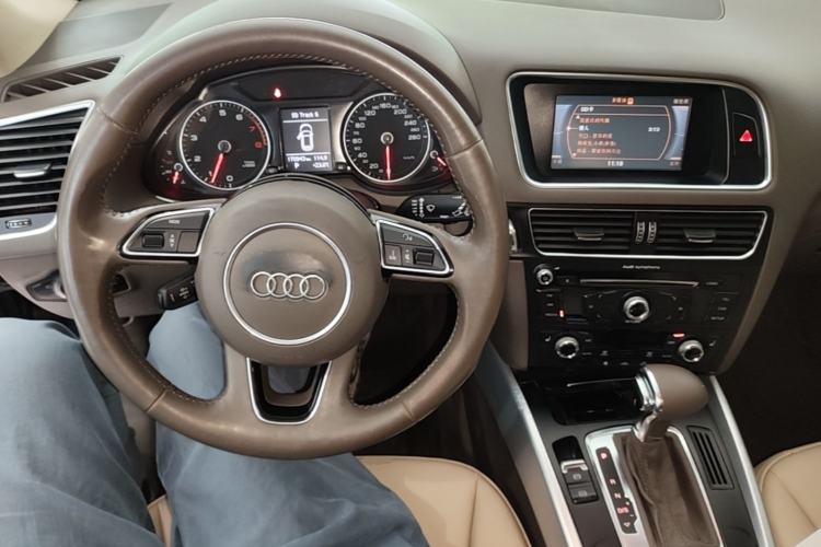Used Audi Q5 2013 40 TFSI Technology Edition Center Console