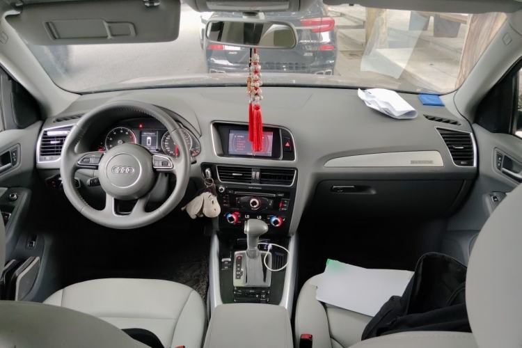 Used Audi Q5 2013 40 TFSI Technology Edition Center Console