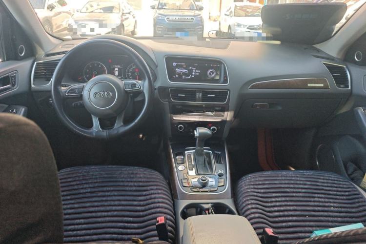 Used Audi Q5 2013 40 TFSI Comfort Edition Center Console