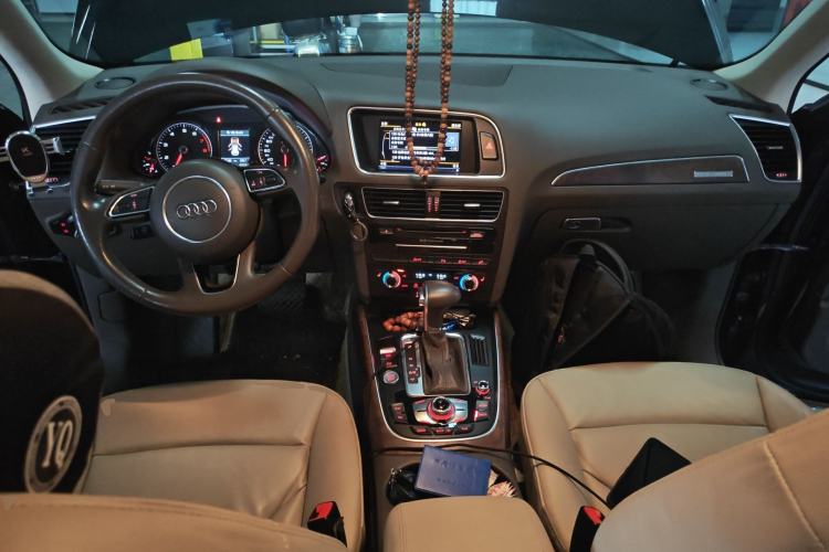 Used Audi Q5 2013 40 TFSI Comfort Edition Center Console