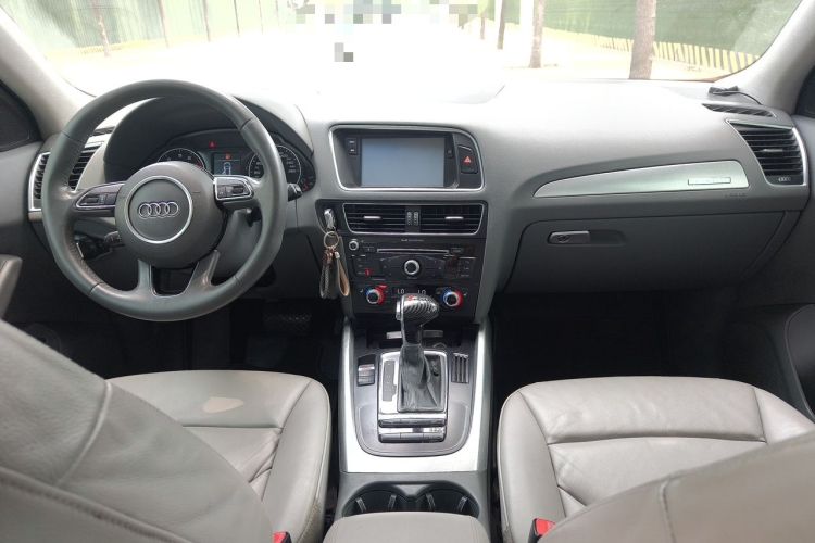 Used Audi Q5 2013 40 TFSI Technology Edition Center Console