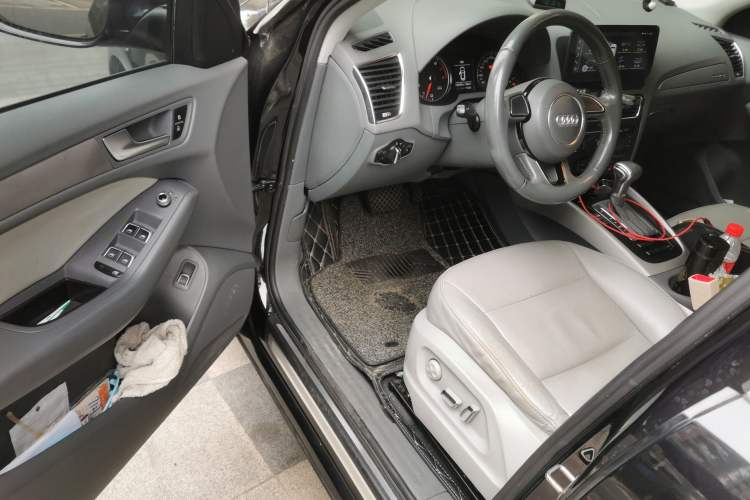 Used Audi Q5 2013 40 TFSI Ambition Driver Seat