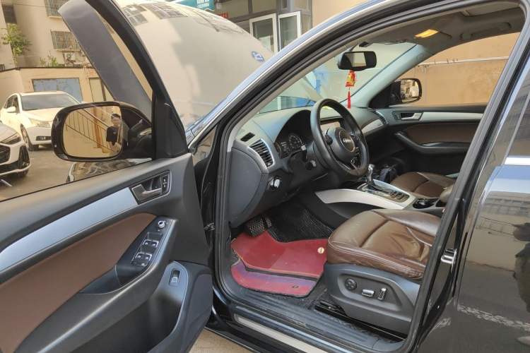 Used Audi Q5 2013 40 TFSI Technology Edition Driver Seat