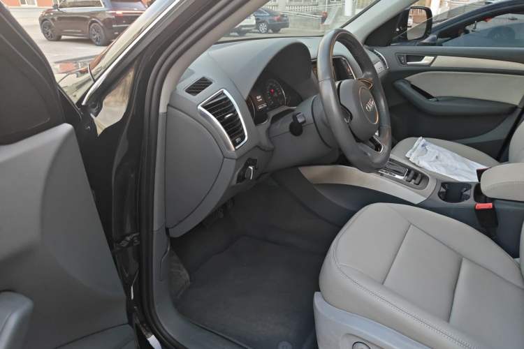 Used Audi Q5 2013 40 TFSI Ambition Driver Seat
